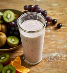 Batido de kiwi, banana e uva