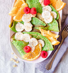 Crepes de banana e espinafres com manteiga de amêndoa