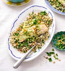 Poisson à la sauce tahini aux herbes et taboulé de quinoa au chou-fleur