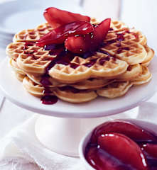 Marzipanwaffeln mit Cassisbirnen