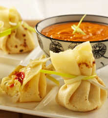 Crêpes rellenos con bacalao y salsa de piquillos