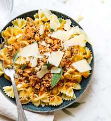 Farfalle au porc, aux champignons et à la sauge