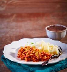 Pollo en jitomate con papas y budín de chocolate