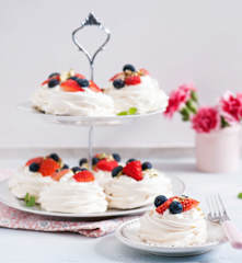 Bezowe koszyczki z owocami