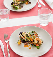 Lasaña de berenjena y marisco con vinagreta de langostinos para dos