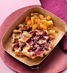 Gofres de copos de avena con arándanos y compota