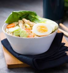Ramen con pollo y pak choi - Japón
