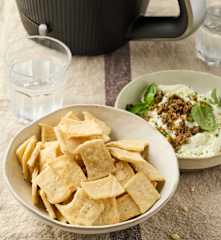 Cracker au parmesan et au levain, accompagné d'une sauce à la burrata