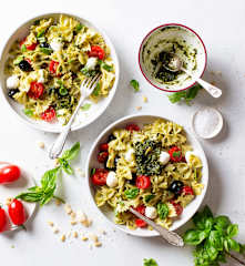 Ensalada italiana de pasta con pesto