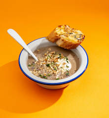 Krem pieczarkowy z tymiankową śmietaną i grzankami z serem pleśniowym