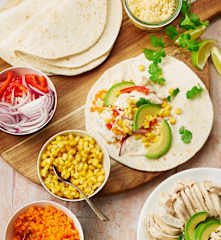 Tortillas au poulet, sauce au yaourt et piment