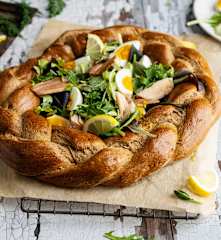 Coroa de Páscoa integral com ovo e truta fumada