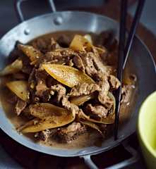 Rinderfiletstreifen mit Zwiebeln und schwarzem Pfeffer (黑胡椒牛柳)