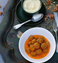 Nut Balls with Tomato Sauce