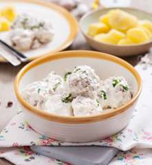 Pulpety z białej kiełbasy w sosie śmietanowo-chrzanowym