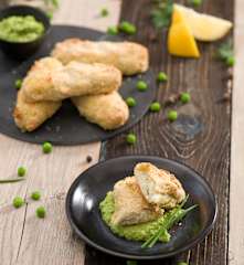 Kotlety rybne z musem z groszku i mięty