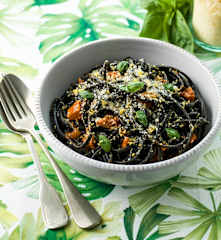 Esparguete preto com lulas de conserva