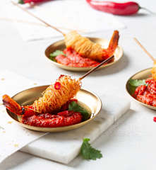 Carabinero crujiente con salsa de tomate picante