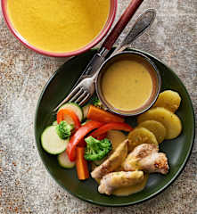 Menu dengan sayur saus velouté, ayam dengan saus mustar dan sayur kukus
