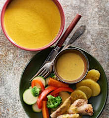 Menu avec velouté de légumes, poulet à la sauce moutarde et légumes vapeur