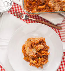 Fusilli con calamares en salsa americana y champiñones