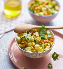 Salade de blé, concombre, œufs durs et carottes