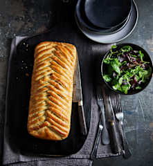 Zapiekanka z porem, omułkami i małżami sercówkami