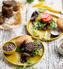 Hambúrgueres com crosta de sésamo