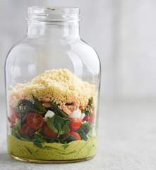 Salada de camarão e cuscuz em frasco