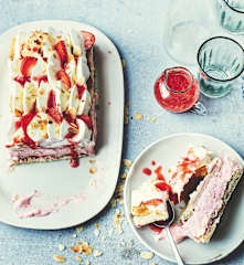 Mille-feuille fraise-amande et coulis de fraises