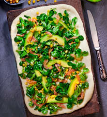 Pizza Gourmet con salmone e avocado