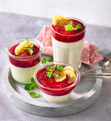 Schmandcreme mit Himbeeren und Kiwi