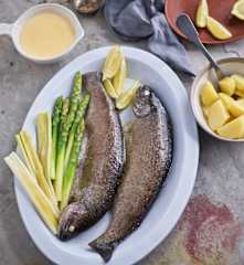 Forelle mit Sauce Hollandaise und Gemüse