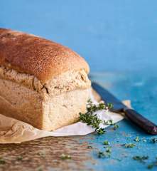 Pão integral com tomilho-limão