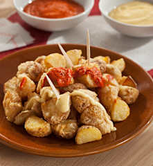 Patatas bravas in tempura