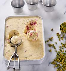 Gelado de chocolate branco com framboesa e pistácio