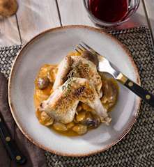 Picantones con guiso de verduras, setas de temporada y pera