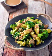 清炒花椰菜佐和風芝麻醬