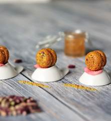 Baci di dama salati al parmigiano e pistacchi con mostarda di pere (di Sebastiano Rovida)