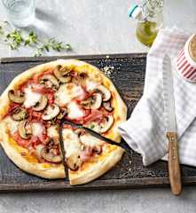 Pizza mit Schinken und Pilzen