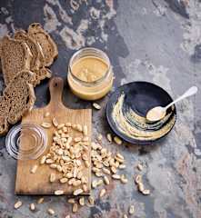 Manteiga de amendoim em dois tamanhos