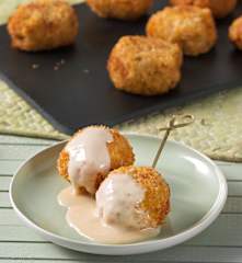 Bocaditos de marisco fritos con salsa agridulce de yogur