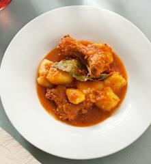 Patatas guisadas con costillas de cerdo adobadas