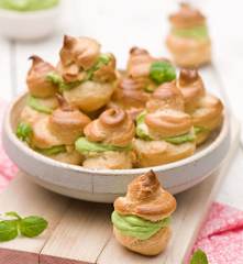 Ptysie z musem z zielonego groszku