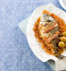 Dourada com cebolada e batatinhas novas