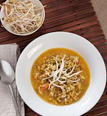 Habas de soja y arroz con tomate al curry