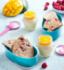 Pieczony naleśnik jaglany z malinami i jogurt mango