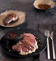 Pierś z kaczki z sosem z czerwonego wina, purée selerowo-kalafiorowe