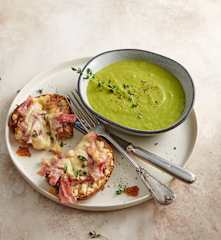 Lauchsuppe mit Schinken-Käse-Schnitte
