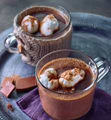 Schokoladensuppe mit Schneeklößchen